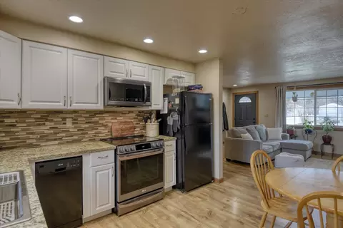 Kitchen - 3217 N Ely Rd, Spokane Valley, WA 99212 photo 4 of 4