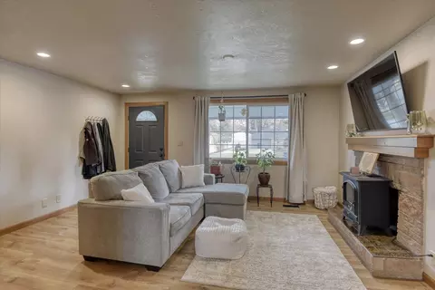 Living - 3217 N Ely Rd, Spokane Valley, WA 99212 photo 2 of 5