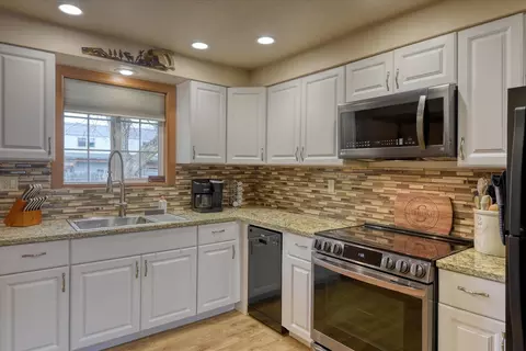 Kitchen - 3217 N Ely Rd, Spokane Valley, WA 99212 photo 2 of 4