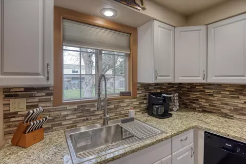 Kitchen - 3217 N Ely Rd, Spokane Valley, WA 99212 photo 3 of 4
