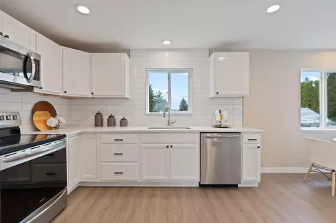 Kitchen - 3617 E 19th Ave, Spokane, WA 99223 photo 3 of 4