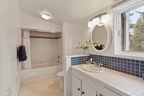 Bath - 1729 E 18th Ave, Spokane, WA 99203 photo 3 of 4