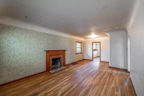 Living - 553 E Hoffman Ave, Spokane, WA 99207 photo 3 of 3