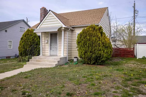 Exterior - 553 E Hoffman Ave, Spokane, WA 99207 photo 3 of 7