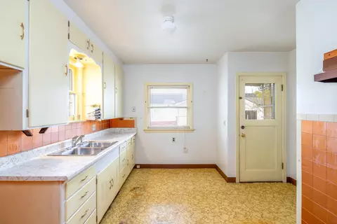 Bath - 553 E Hoffman Ave, Spokane, WA 99207 photo 1 of 2