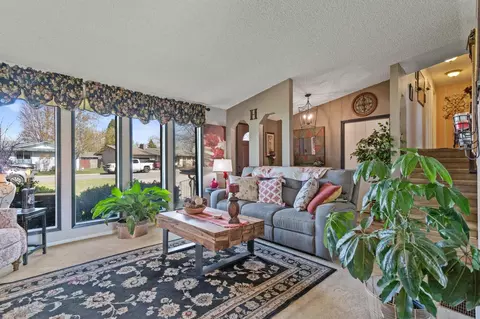 Living - 11706 E 36th Ave, Spokane Valley, WA 99206 photo 2 of 5