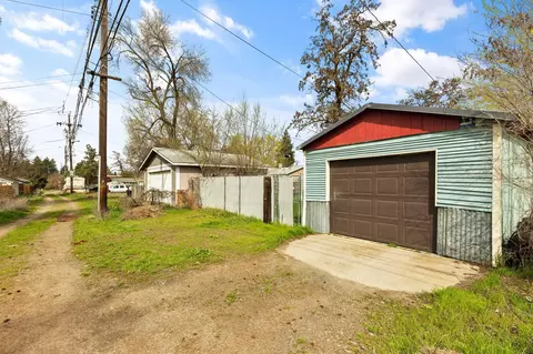 Exterior - 1828 E 4th Ave, Spokane, WA 99202 photo 13 of 14
