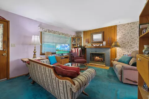 Living - 1917 E Thurston Ave, Spokane, WA 99203 photo 1 of 6