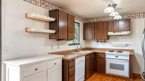 Kitchen - 10018 E 15th Ave, Spokane Valley, WA 99206 photo 3 of 4