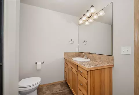 Bath - 709 E Canterbury Ln, Colbert, WA 99005 photo 2 of 4
