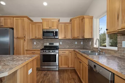 Kitchen - 709 E Canterbury Ln, Colbert, WA 99005 photo 2 of 5