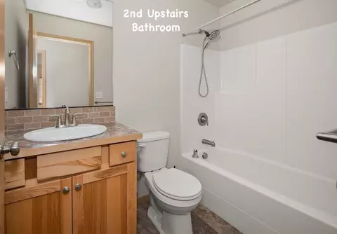 Bath - 709 E Canterbury Ln, Colbert, WA 99005 photo 3 of 4