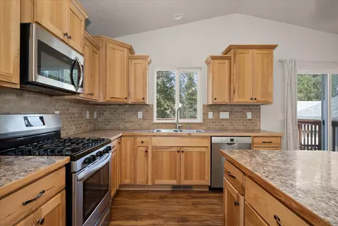 Kitchen - 709 E Canterbury Ln, Colbert, WA 99005 photo 3 of 5