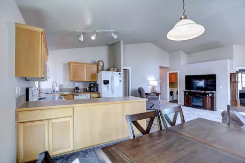 Kitchen - 1648 E Beacon Ln, Spokane, WA 99217 photo 2 of 5
