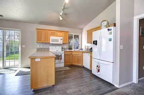 Kitchen - 1648 E Beacon Ln, Spokane, WA 99217 photo 3 of 5