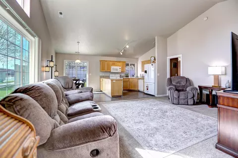 Living - 1648 E Beacon Ln, Spokane, WA 99217 photo 1 of 3