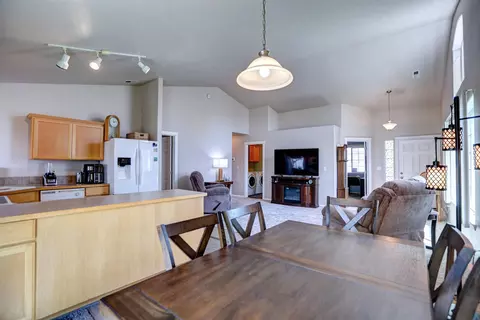 Dining - 1648 E Beacon Ln, Spokane, WA 99217 photo 2 of 2