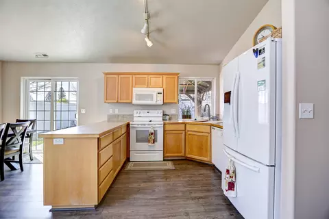 Kitchen - 1648 E Beacon Ln, Spokane, WA 99217 photo 5 of 5