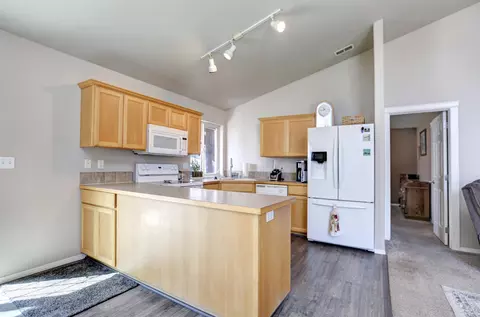 Kitchen - 1648 E Beacon Ln, Spokane, WA 99217 photo 4 of 5