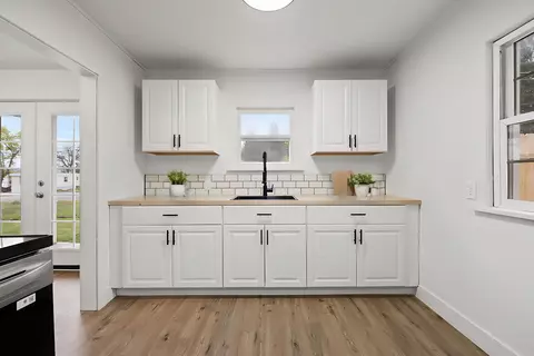 Kitchen - 7422 E 3rd Ave, Spokane Valley, WA 99212 photo 2 of 2