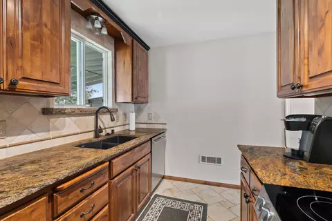 Kitchen - 14313 E Sharp Ave, Spokane Valley, WA 99216 photo 3 of 5