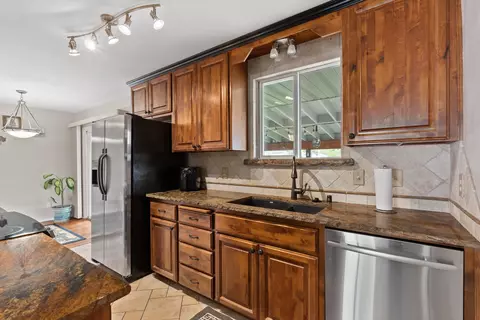 Kitchen - 14313 E Sharp Ave, Spokane Valley, WA 99216 photo 4 of 5