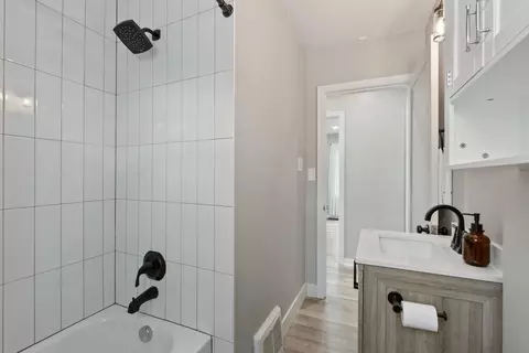 Bath - 3524 E 30th Ave, Spokane, WA 99223 photo 2 of 2