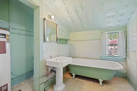 Bath - 1007 E Baldwin Ave, Spokane, WA 99207 photo 2 of 3