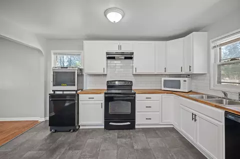 Kitchen - 10419 E 16th Ave, Spokane Valley, WA 99206 photo 2 of 3