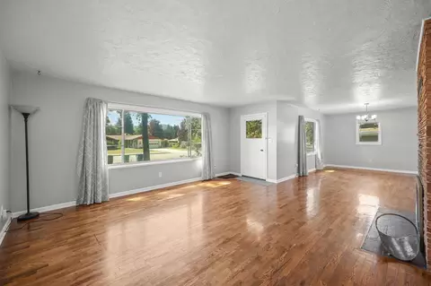 Living - 10419 E 16th Ave, Spokane Valley, WA 99206 photo 2 of 9