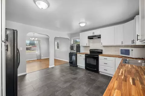 Kitchen - 10419 E 16th Ave, Spokane Valley, WA 99206 photo 3 of 3