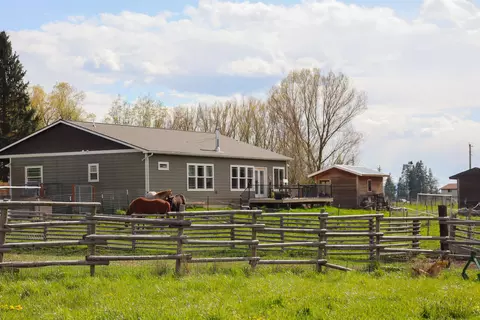 5330 W Bridges Rd, Deer Park, WA 99006