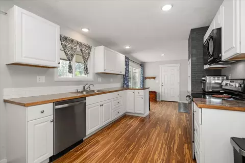 Kitchen - 11414 E 16th Ave, Spokane Valley, WA 99206 photo 3 of 4