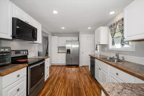 Kitchen - 11414 E 16th Ave, Spokane Valley, WA 99206 photo 2 of 4