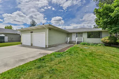 6629 Long Lake Dr, Nine Mile Falls, WA 99026