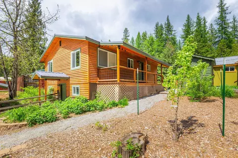 202 Davis Lake Rd, Usk, WA 99180