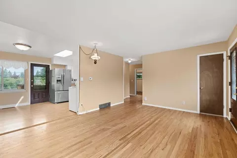 Living - 1911 E 40th Ave, Spokane, WA 99203 photo 4 of 5