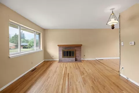 Living - 1911 E 40th Ave, Spokane, WA 99203 photo 3 of 5