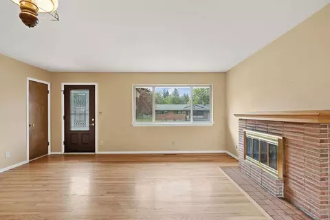 Living - 1911 E 40th Ave, Spokane, WA 99203 photo 2 of 5