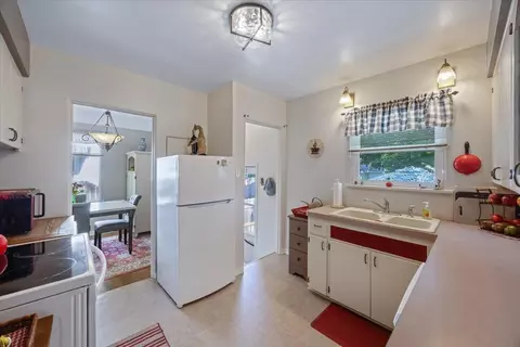 Kitchen - 820 E 40th Ave, Spokane, WA 99203 photo 2 of 3