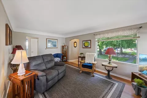 Living - 820 E 40th Ave, Spokane, WA 99203 photo 2 of 2
