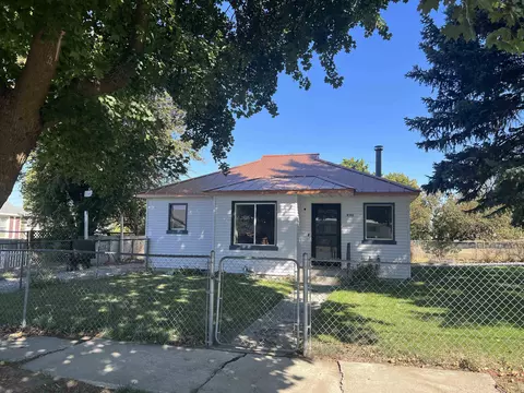 203 W Glover St, Harrington, WA 99134