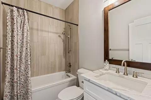Bath - 119 E Sapphire Ln, Spokane, WA 99208 photo 4 of 6