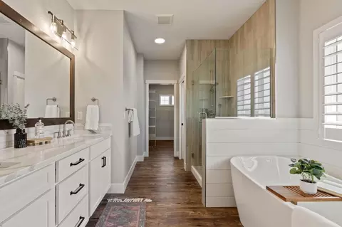 Bath - 119 E Sapphire Ln, Spokane, WA 99208 photo 1 of 6