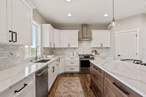 Kitchen - 119 E Sapphire Ln, Spokane, WA 99208 photo 4 of 5