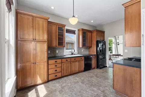 Kitchen - 914 E Nora Ave, Spokane, WA 99207 photo 3 of 4