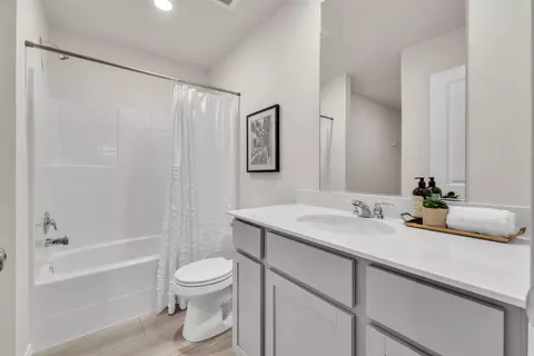 Bath - 4474 W Vel View Ave, Spokane, WA 99208 photo 1 of 2