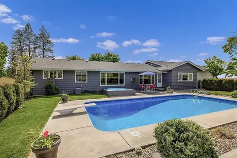 15905 E Stoughton Rd, Rockford, WA 99030