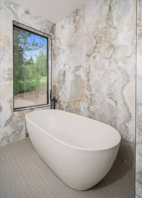 Bath - 6307 E Foxtrot Ln, Colbert, WA 99005 photo 4 of 9