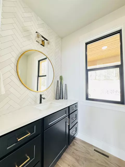 Bath - 6307 E Foxtrot Ln, Colbert, WA 99005 photo 6 of 9